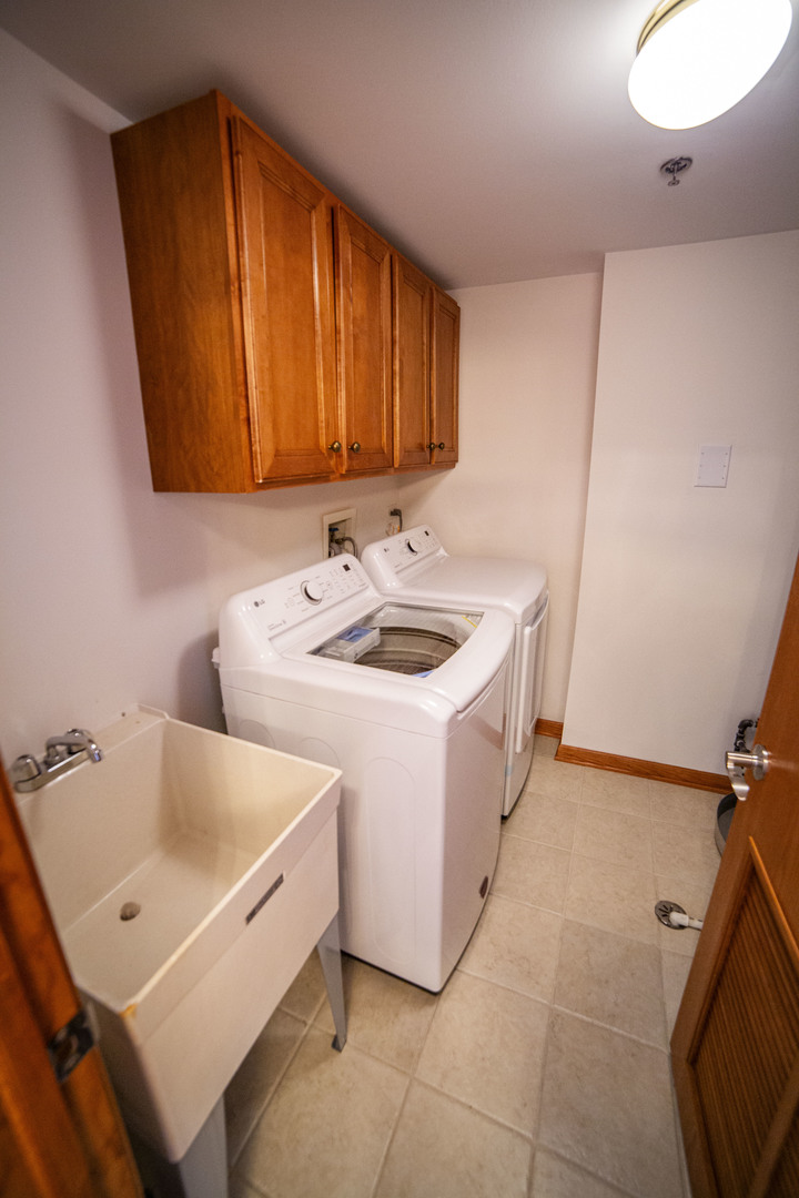 5368 West 96th Street, Unit 2S Oak Lawn, IL 60453 - Photo 12 of 18 a utility room with dryer and washer