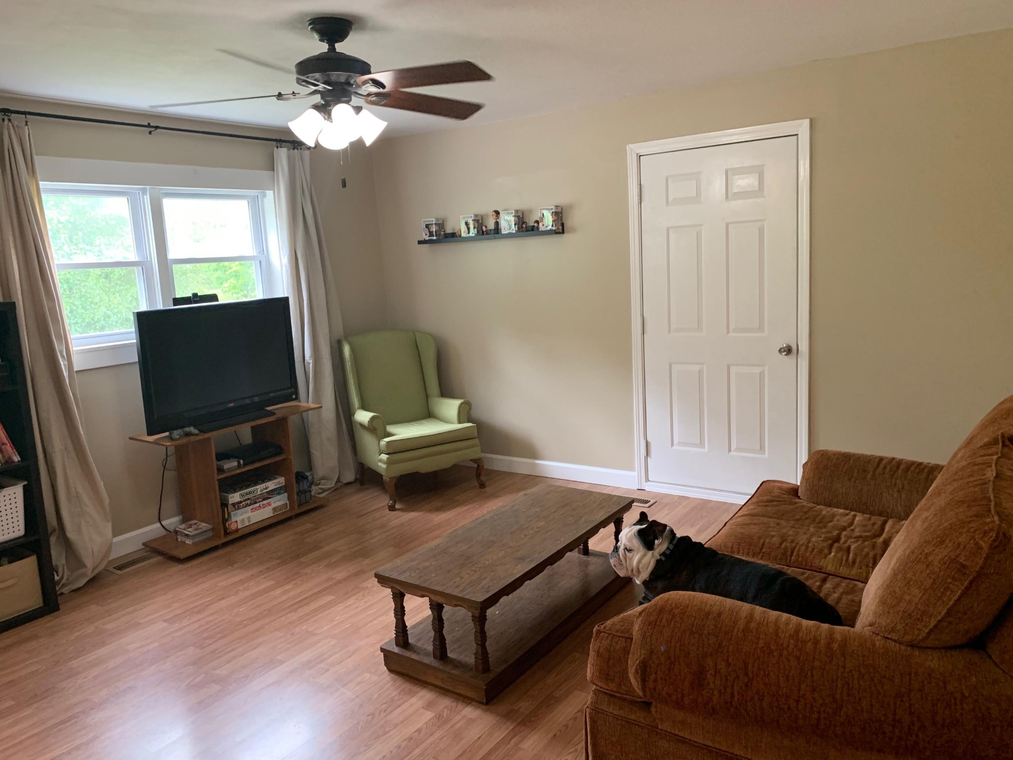340 Bent Willow Way Heiskell, TN 37754 - Photo 7 of 22 a living room with furniture a flat screen tv and a window
