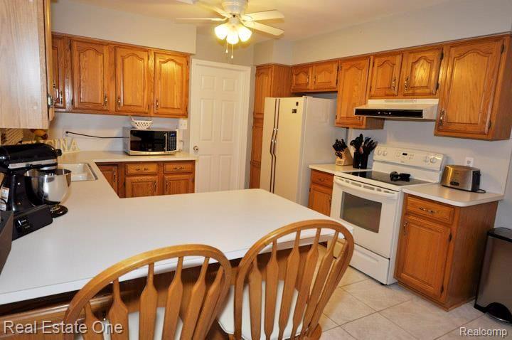 950 Ridge Court, Unit 142 Brighton, MI 48116 - Photo 7 of 23 Kitchen alt view