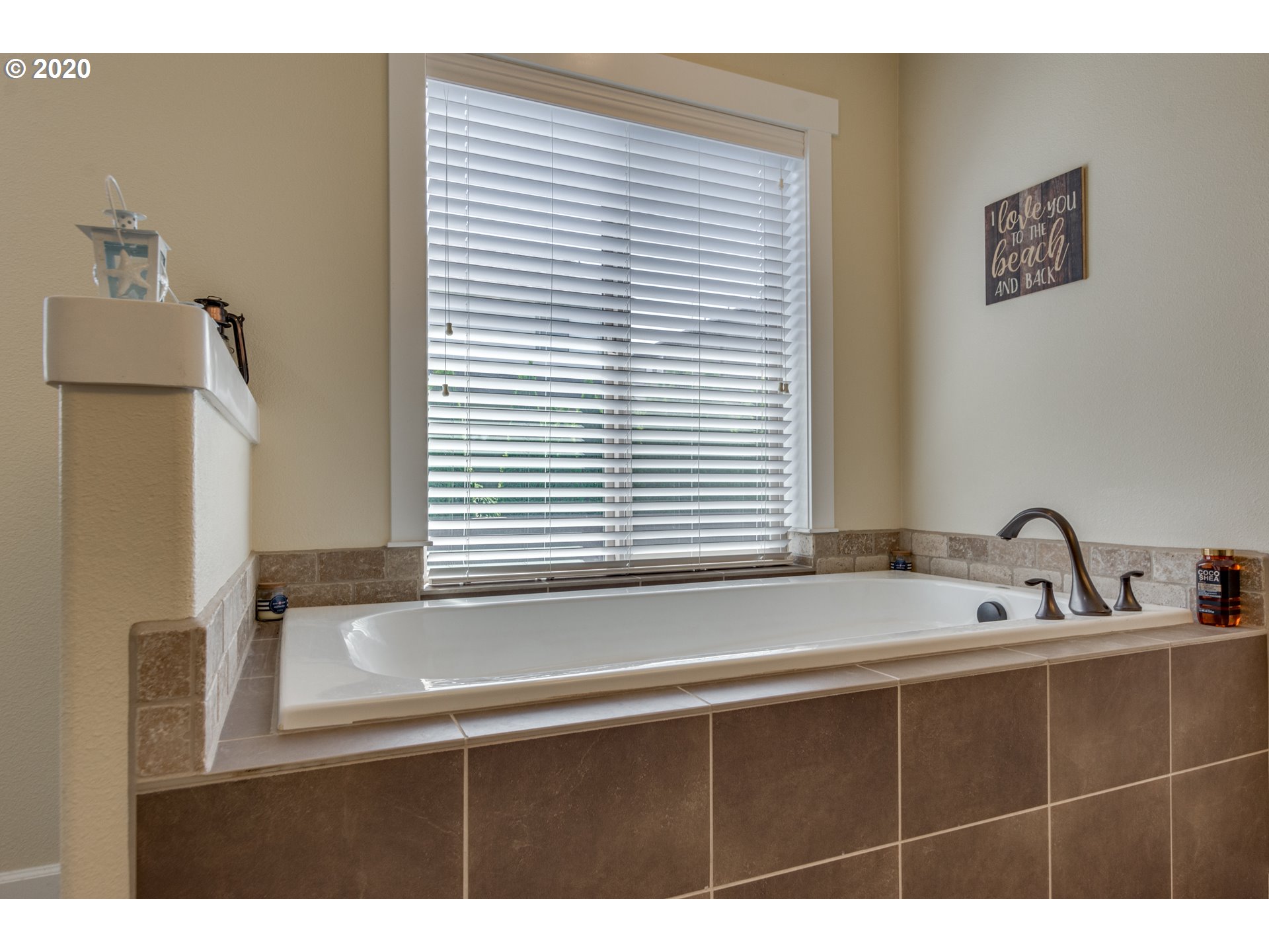 4009 North 5th Way Ridgefield, WA 98642 - Photo 17 of 32 a bathroom with a sink and a bathtub