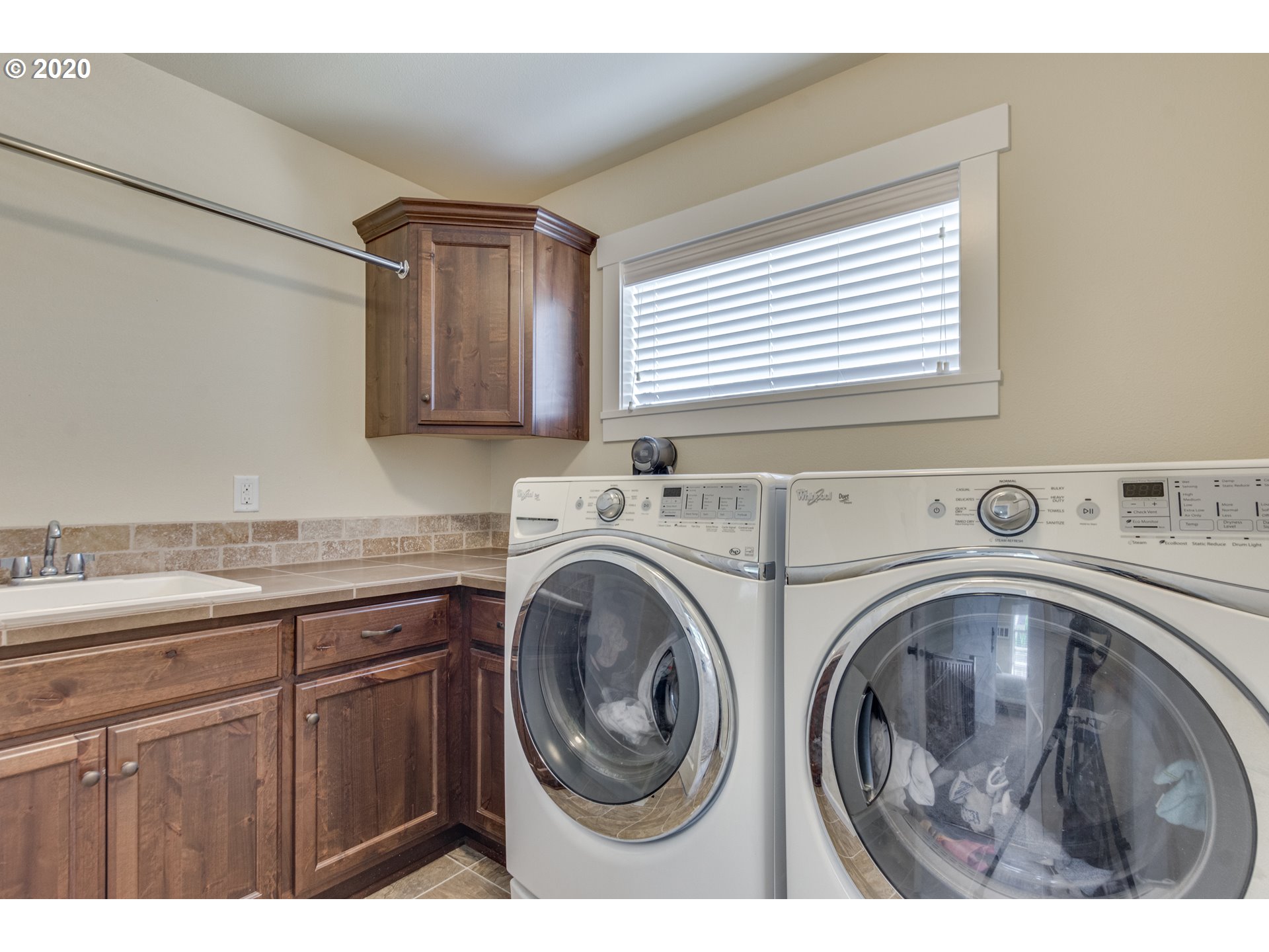 4009 North 5th Way Ridgefield, WA 98642 - Photo 21 of 32 a view of a kitchen with washing machine and sink