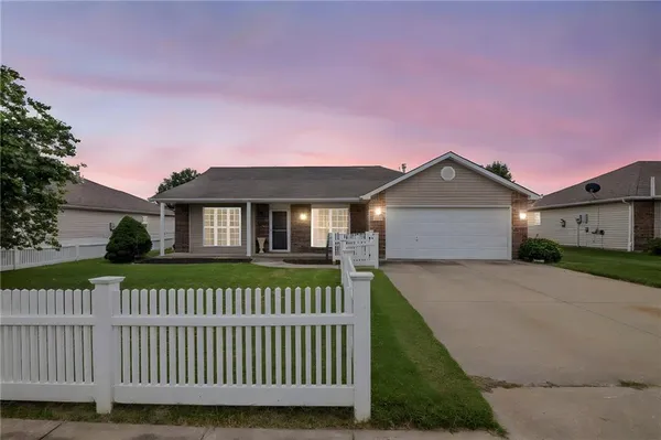 $314,900 | 727 Country Lane, Raymore, MO 64083