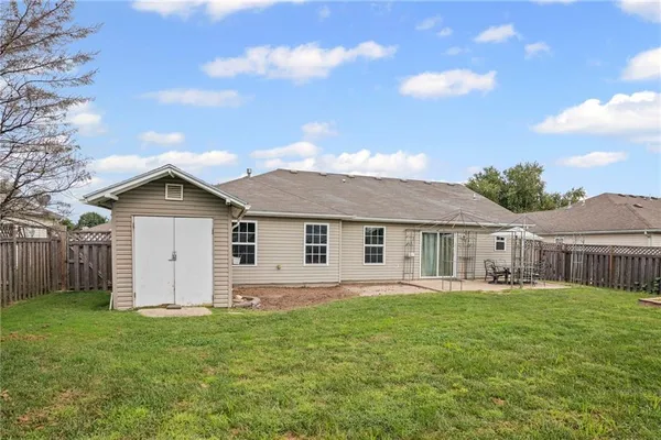 $314,900 | 727 Country Lane, Raymore, MO 64083
