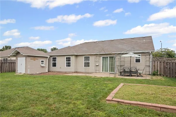 $314,900 | 727 Country Lane, Raymore, MO 64083