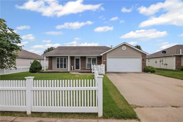 $314,900 | 727 Country Lane, Raymore, MO 64083