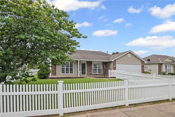 $314,900 | 727 Country Lane, Raymore, MO 64083