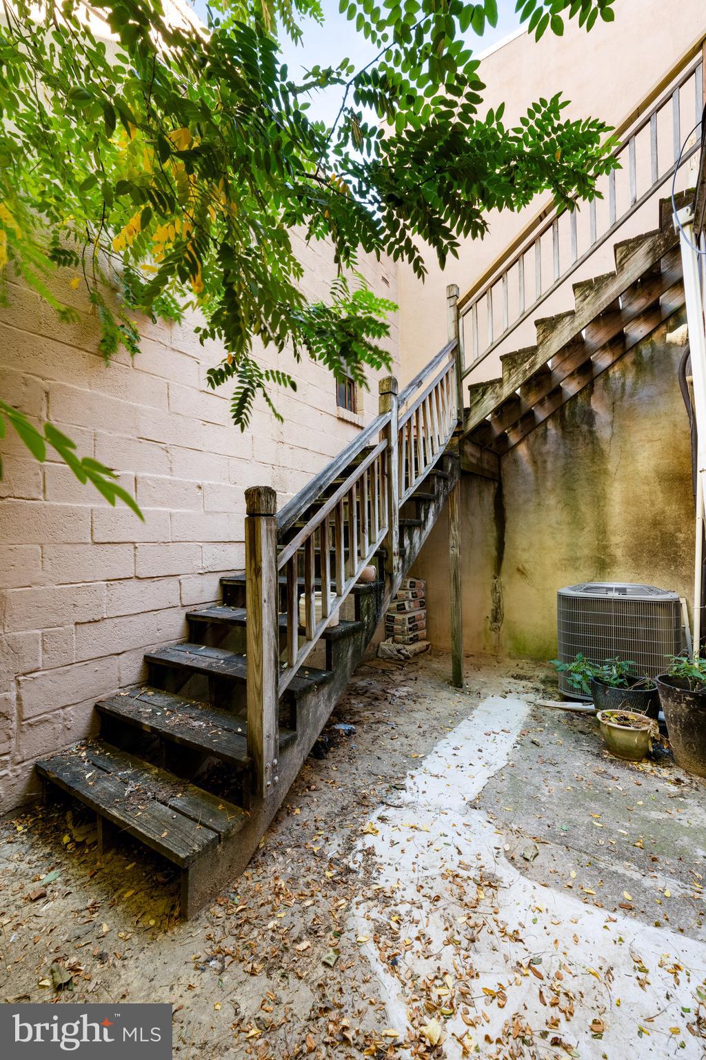 713 South 4th Street Philadelphia, PA 19147 - Photo 39 of 85 a view of a house with a yard