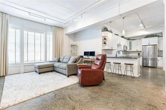 $2,100 | 909 Lafayette Street, Unit 5, New Orleans, LA 70112