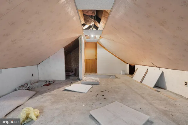 a view of a big room with closet