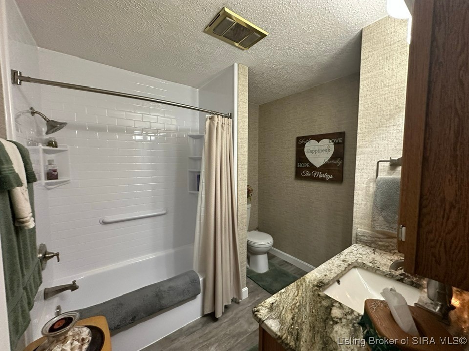 2207 West Robin Road Scottsburg, IN 47170 - Photo 44 of 80 Main Bathroom