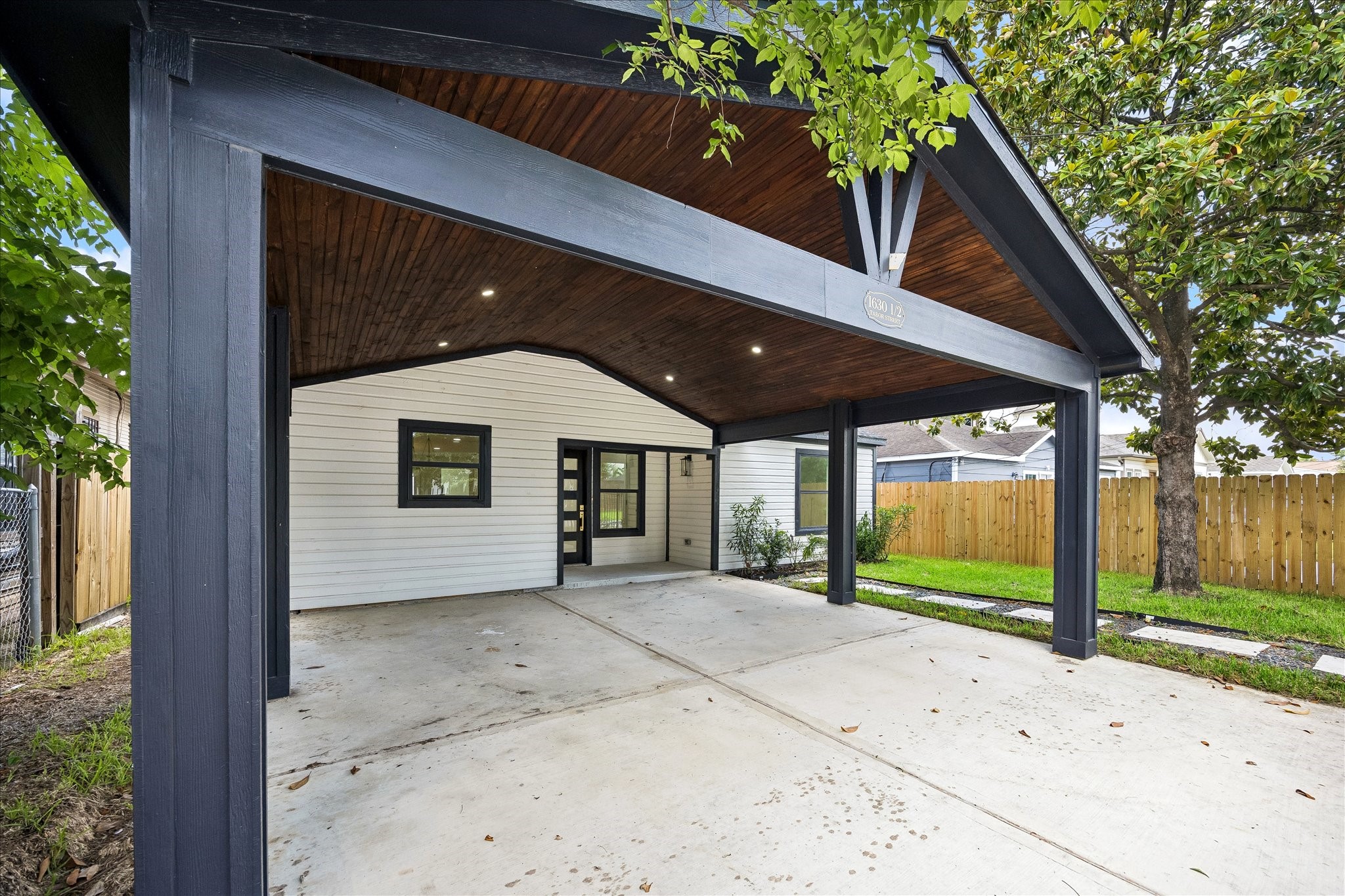1630 Tabor Street Houston, TX 77009 - Photo 22 of 25 The driveway can accommodate nearly 4 cars with the automatic gate open.