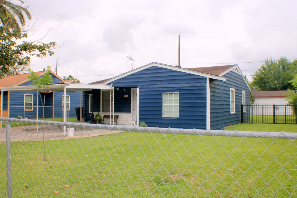 3827 Landa Lane Houston, TX 77023 - Photo 2 of 23 a front view of a house with a yard