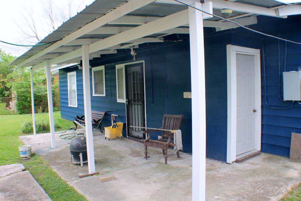 3827 Landa Lane Houston, TX 77023 - Photo 3 of 23 a view of sitting area with furniture and garden