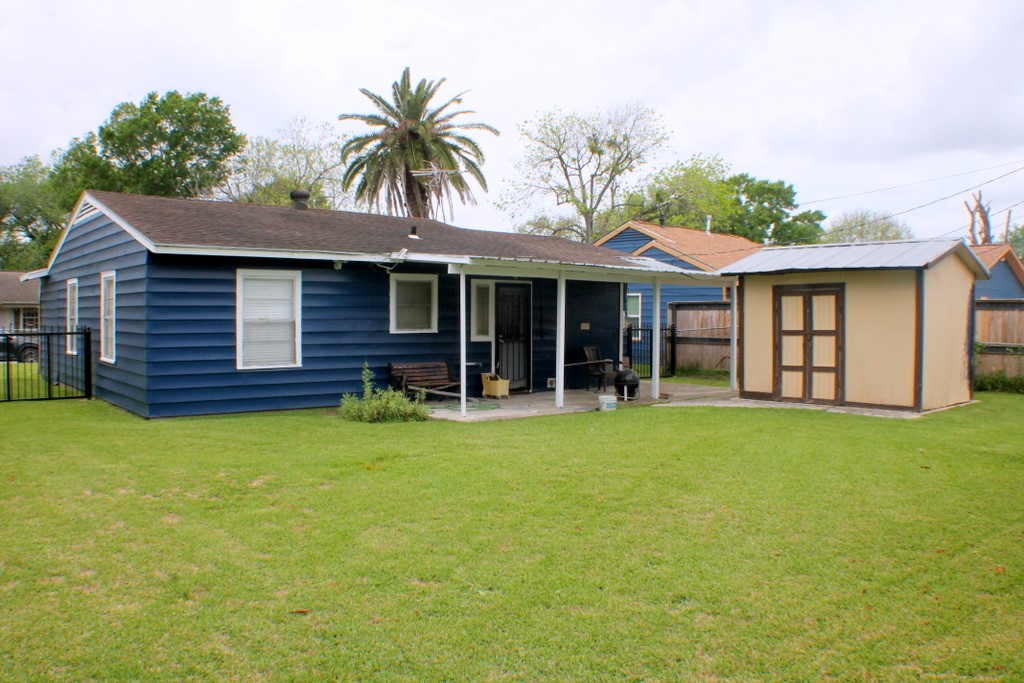 3827 Landa Lane Houston, TX 77023 - Photo 4 of 23 a front view of a house with garden