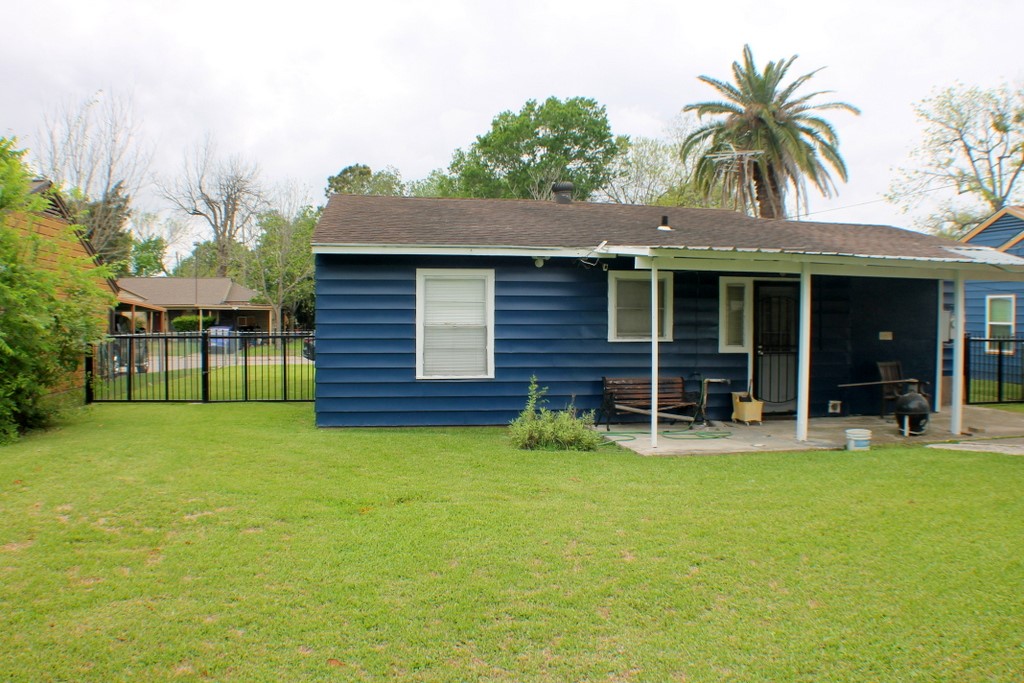 3827 Landa Lane Houston, TX 77023 - Photo 5 of 23 a view of a house with a yard and sitting area