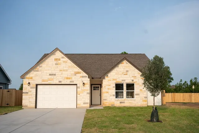 $364,500 | 304 String Prairie Way, Smithville, TX 78957