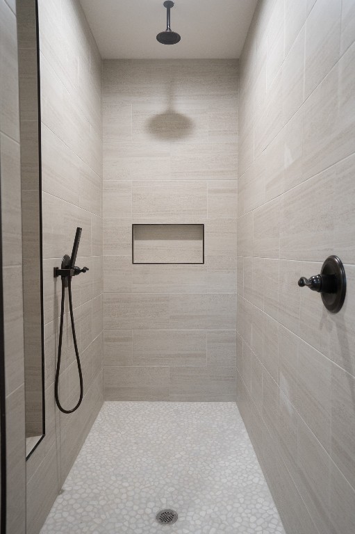304 String Prairie Way Smithville, TX 78957 - Photo 19 of 30 Bathroom featuring a tile shower