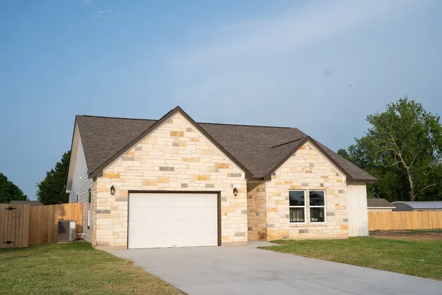 $364,500 | 304 String Prairie Way, Smithville, TX 78957