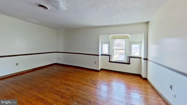 $800 | 127 Hanover Street, Glen Rock, PA 17327