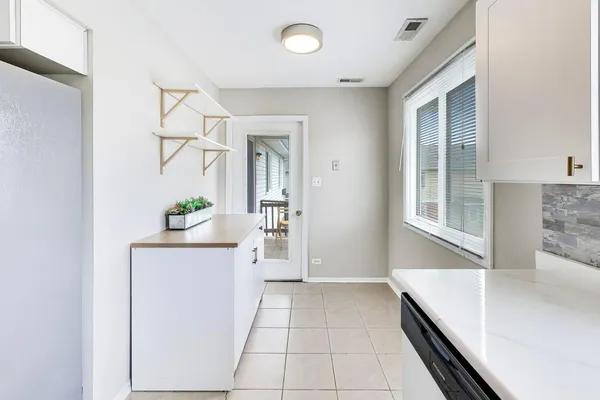 $325,000 | 7230 Adams Street, Unit D, Willowbrook, IL 60527