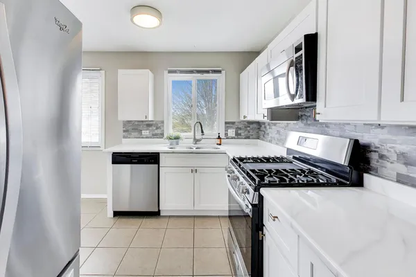 $325,000 | 7230 Adams Street, Unit D, Willowbrook, IL 60527