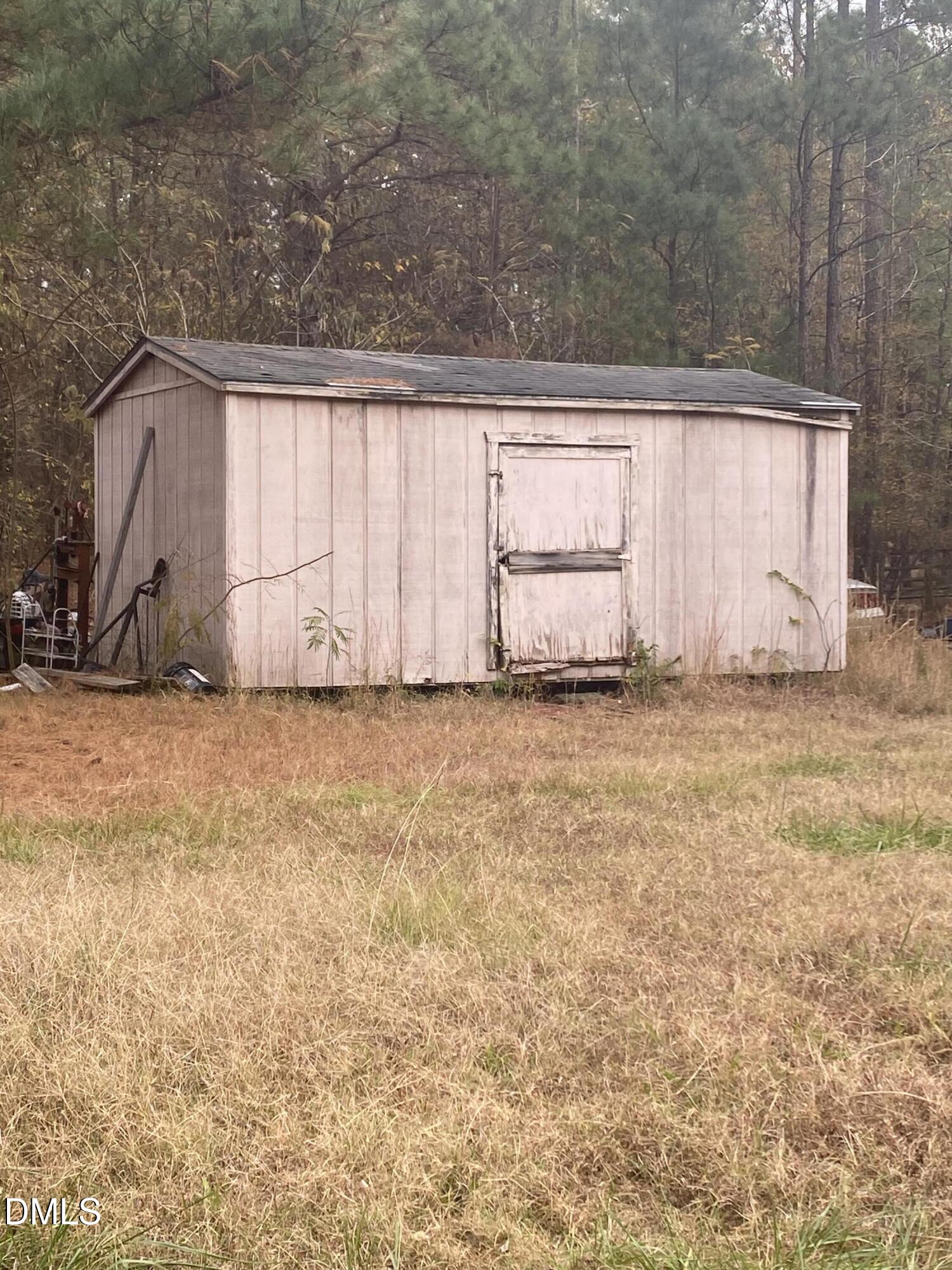 142 Kings Road Henderson, NC 27537 - Photo 4 of 9 a view of a backyard