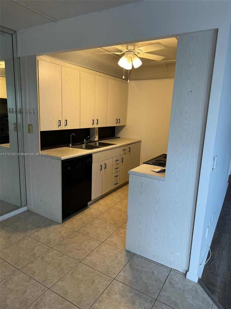 2081 Exeter, Unit E Boca Raton, FL 33434 - Photo 4 of 16