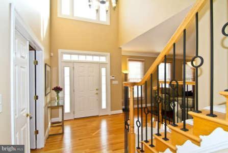 8737 Ridge Road Bethesda, MD 20817 - Photo 2 of 23 Foyer