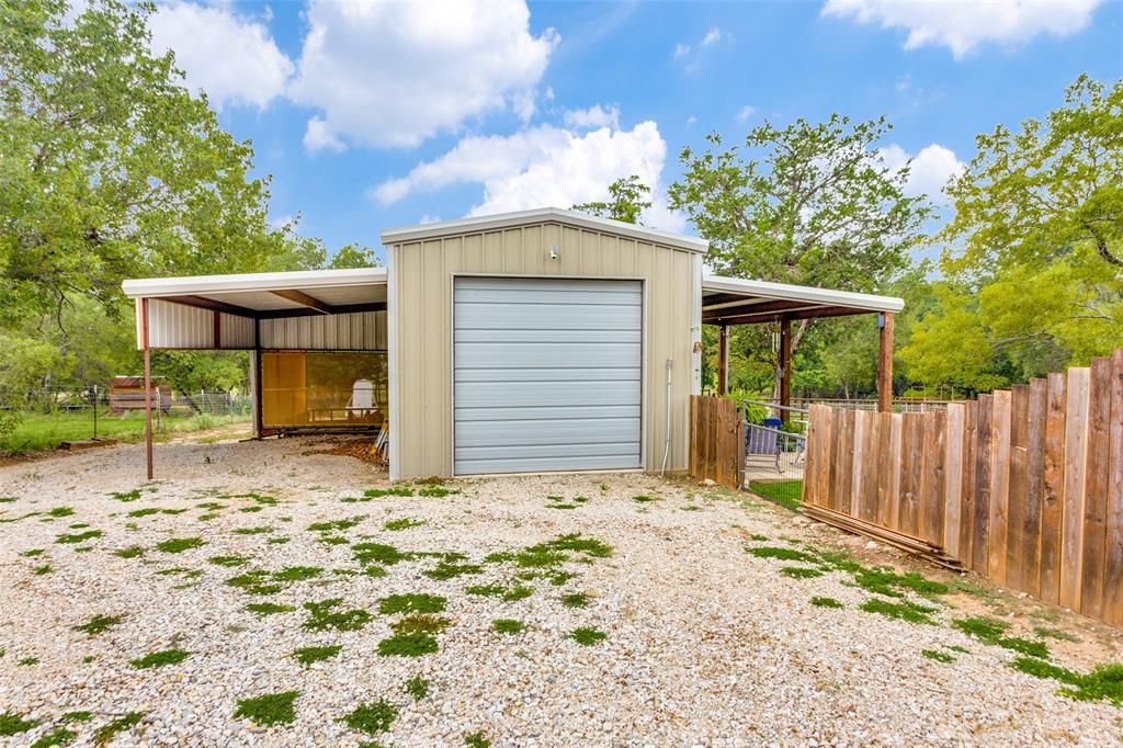 129 Ronnie Lane Weatherford, TX 76088 - Photo 7 of 36 a backyard of a house