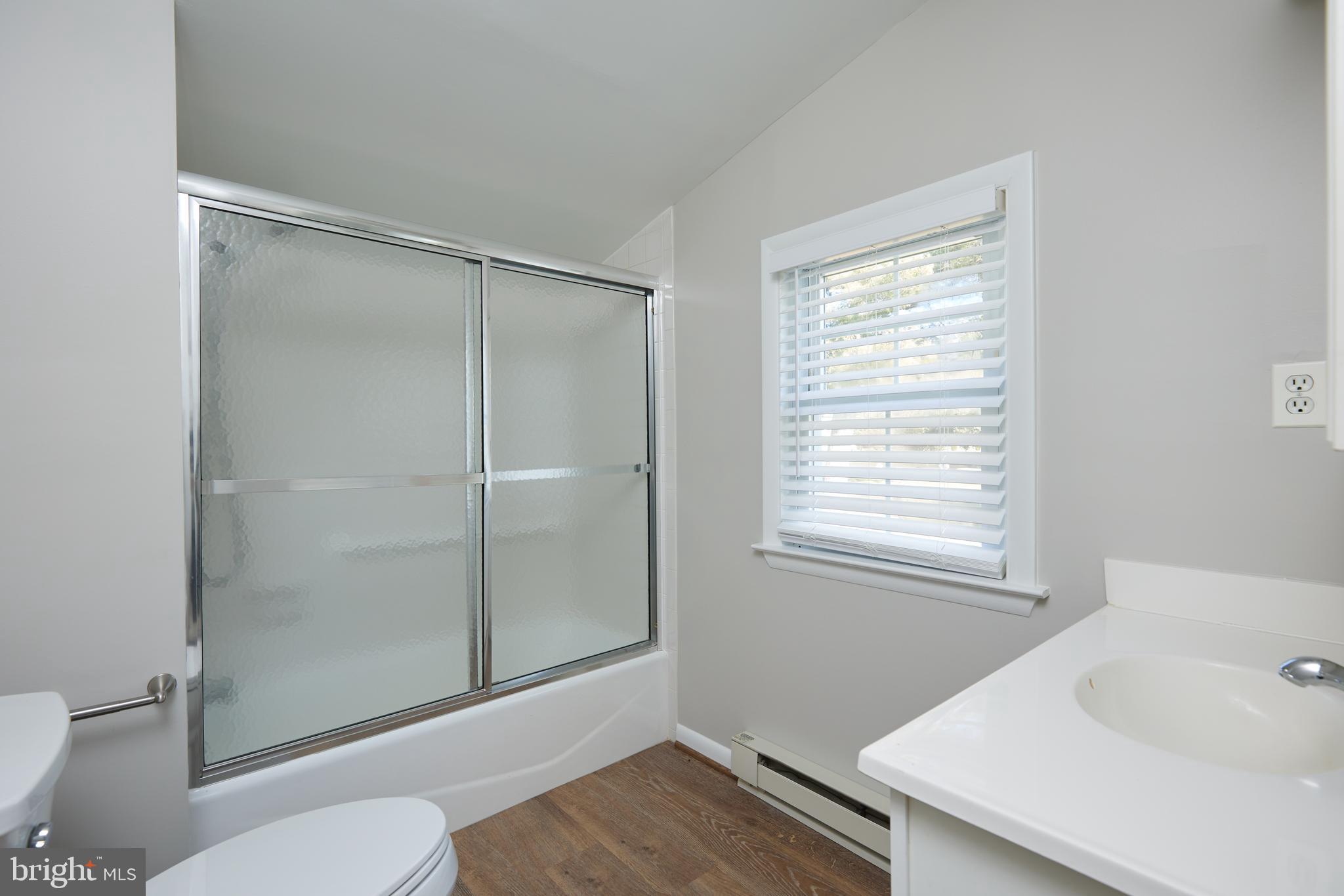 18325 Barnesville Road Barnesville, MD 20838 - Photo 23 of 31 Second full bathroom