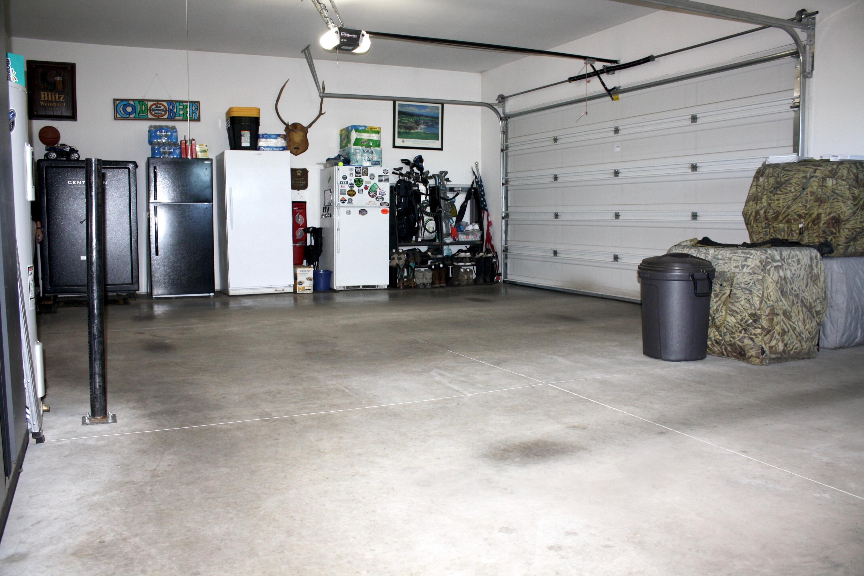63290 Deschutes Market Road Bend, OR 97701 - Photo 29 of 48 garage1