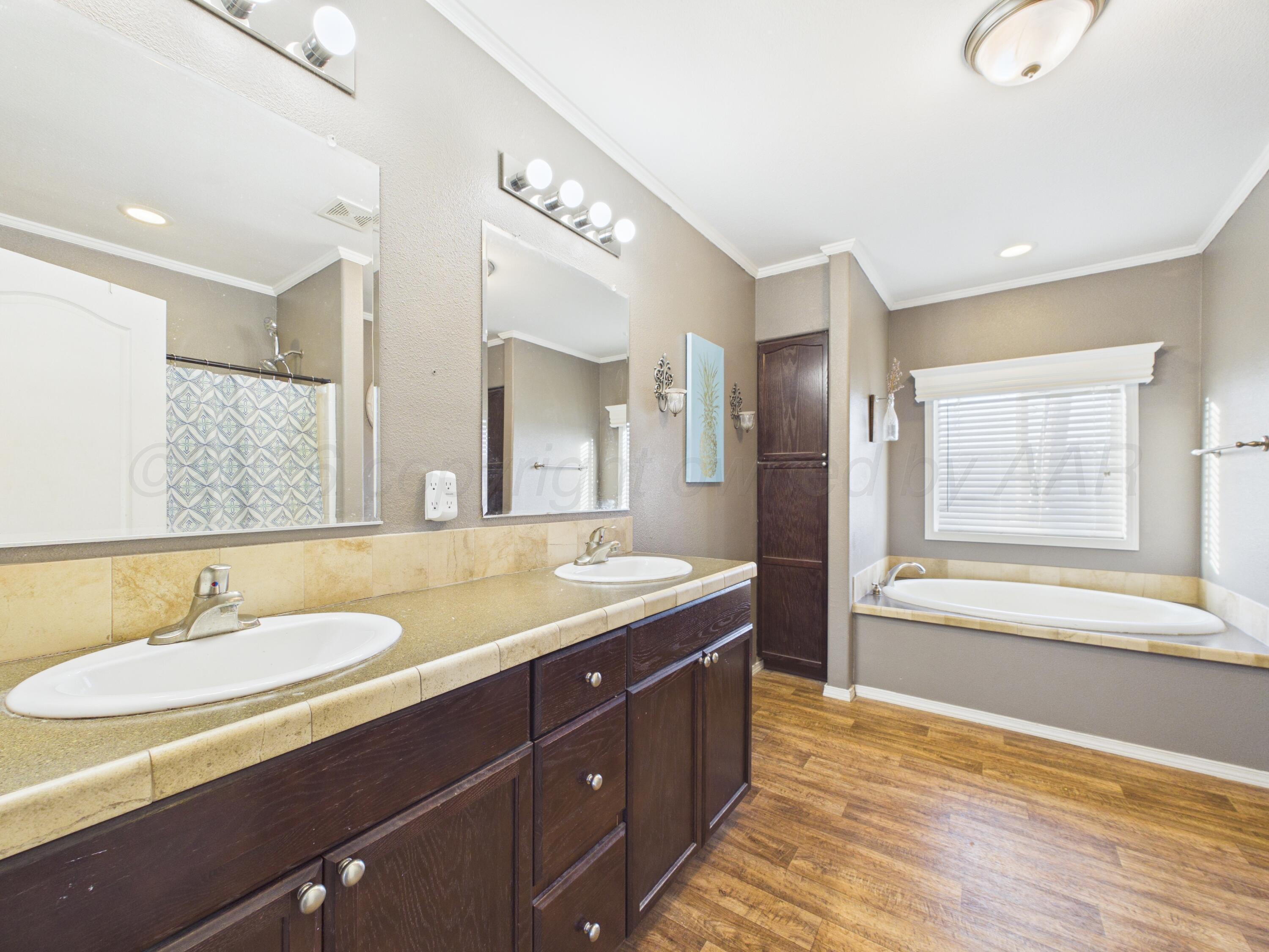 816 West Maple White Deer, TX 79097 - Photo 14 of 32 Primary Bathroom