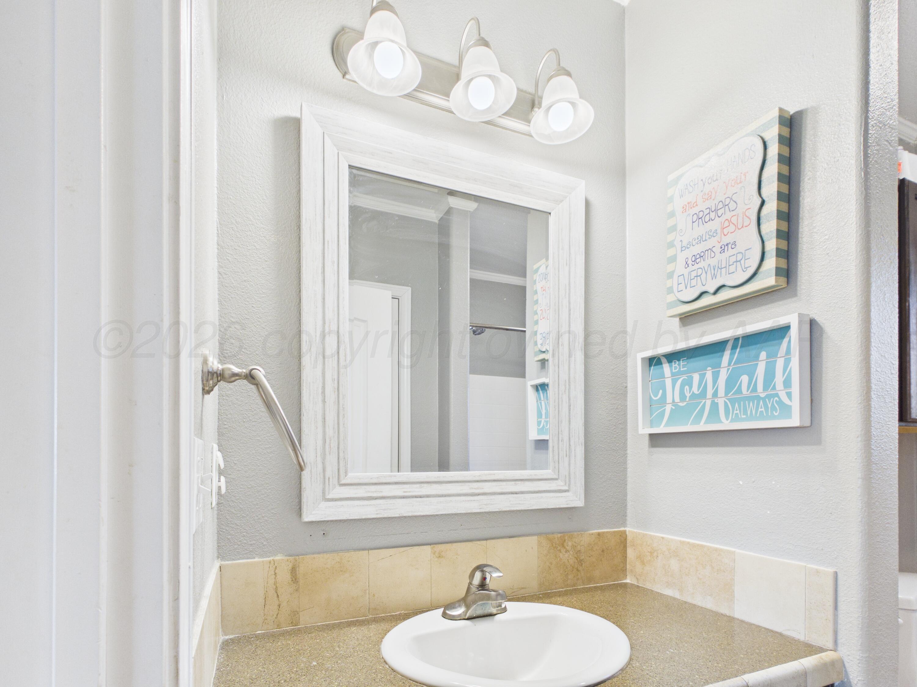 816 West Maple White Deer, TX 79097 - Photo 26 of 32 Vanity in Full Bath