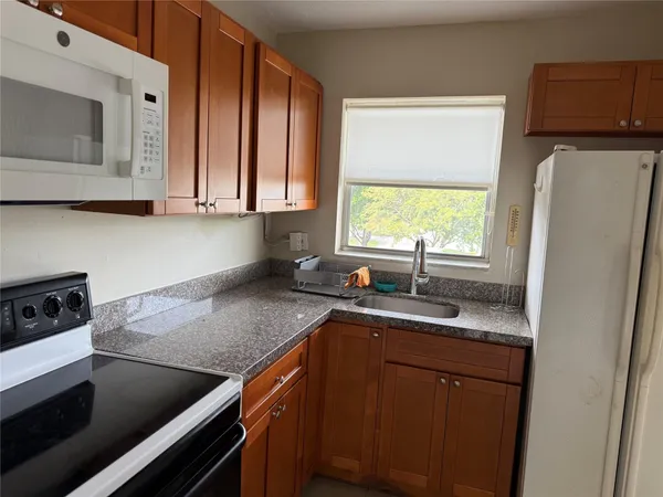 $1,450 | 8135 Sunrise Lakes Boulevard, Unit 307, Sunrise, FL 33322