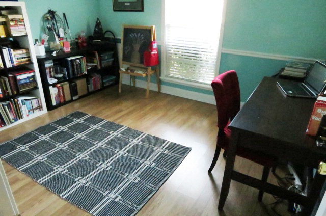 132 Deer Ridge Drive Lizella, GA 31052 - Photo 5 of 11 a room with furniture and a book shelf