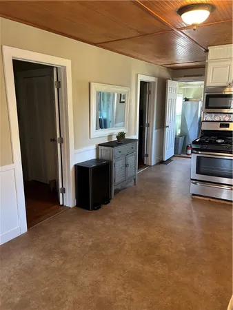 $2,600 | 272 Riverside Street, Portsmouth, RI 02871