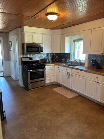 $2,600 | 272 Riverside Street, Portsmouth, RI 02871