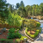 a view of a backyard