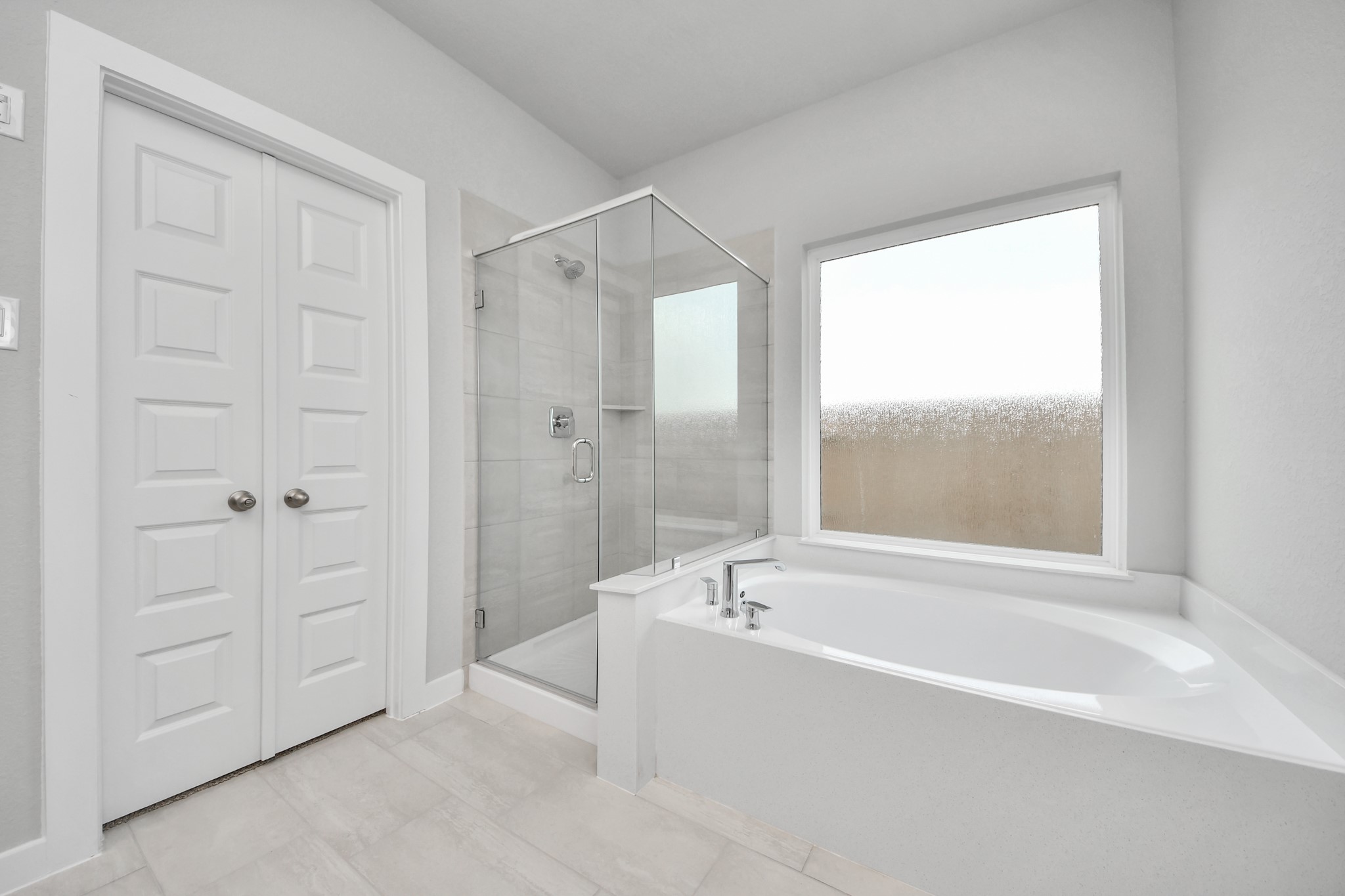 11122 Tulip Rdg Trail Houston, TX 77044 - Photo 22 of 34 a white bath tub sitting next to a shower