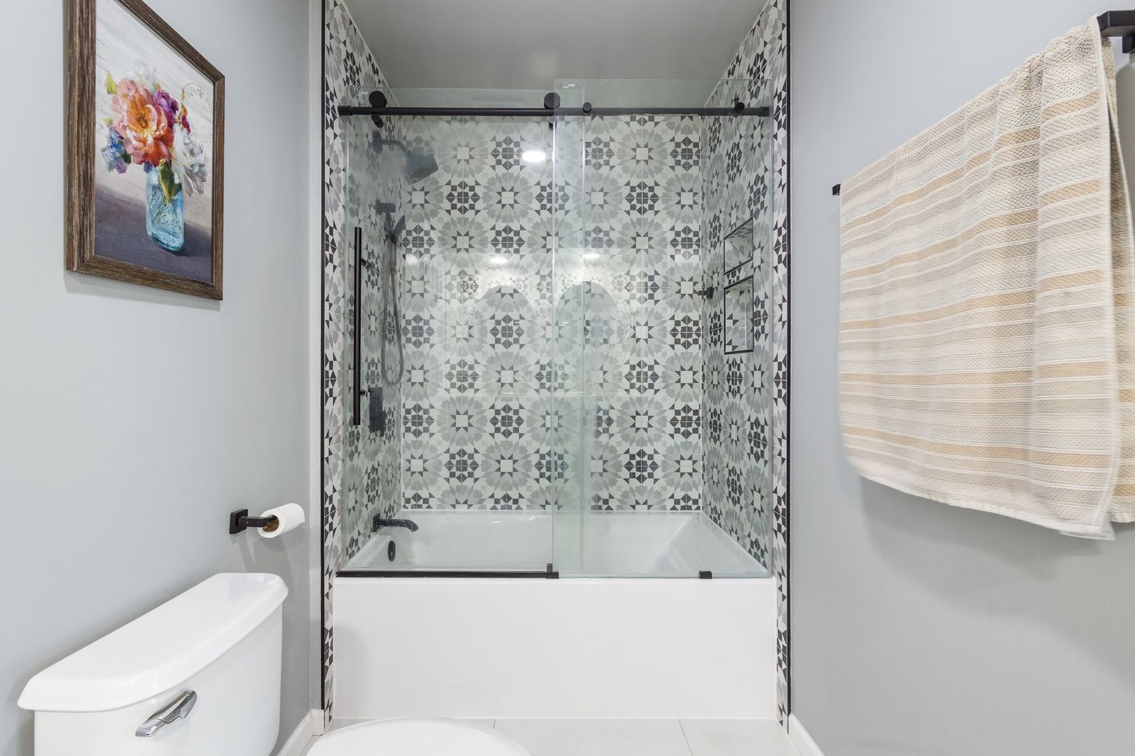 375 Partridge Court Algonquin, IL 60102 - Photo 13 of 27 a bathroom with a bathtub and a toilet