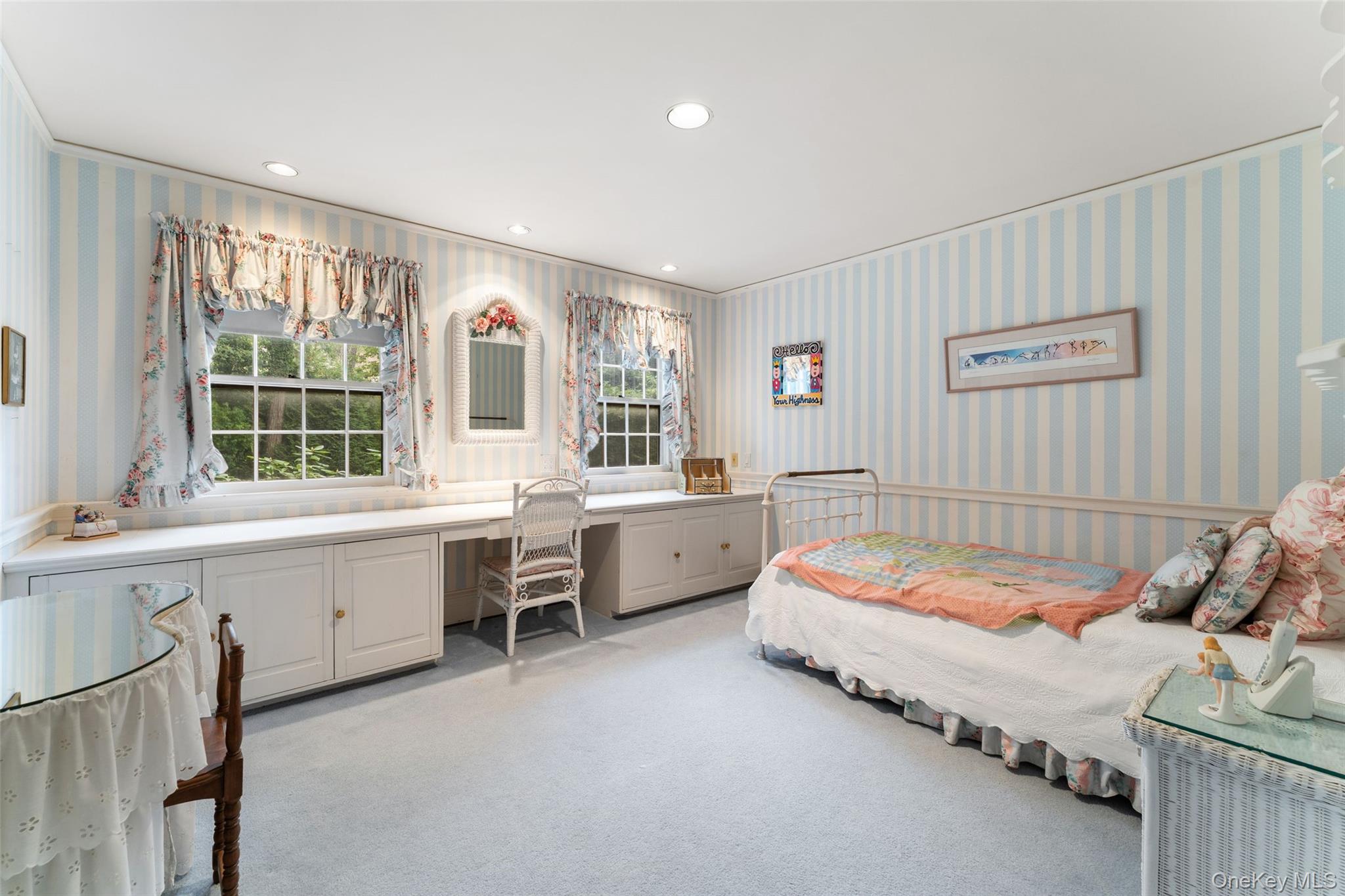 126 Penn Road Scarsdale, NY 10583 - Photo 21 of 34 a bedroom with a bed and a large window