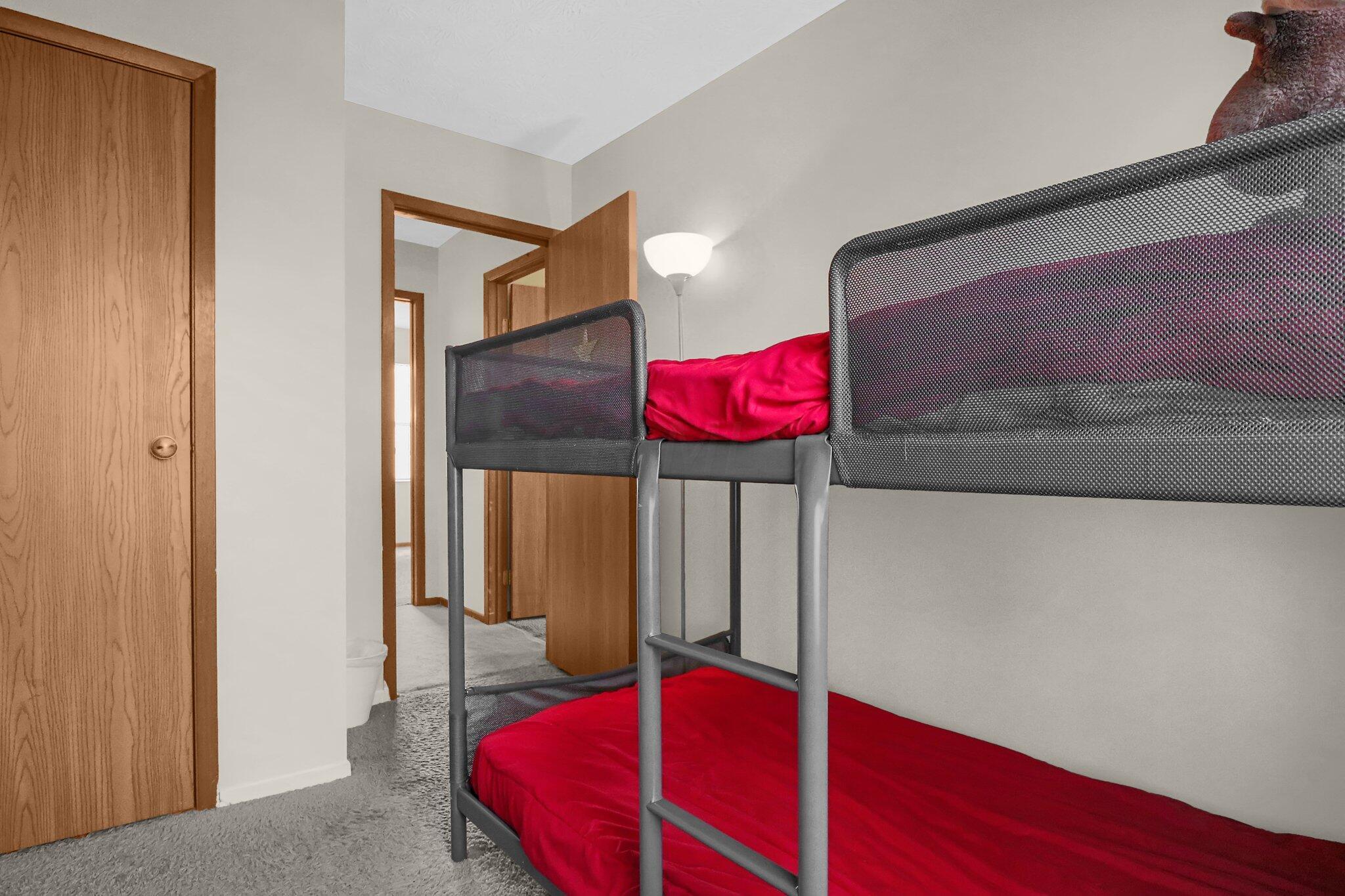 1833 Ferntree Road Columbus, OH 43219 - Photo 15 of 31 2nd floor bedroom