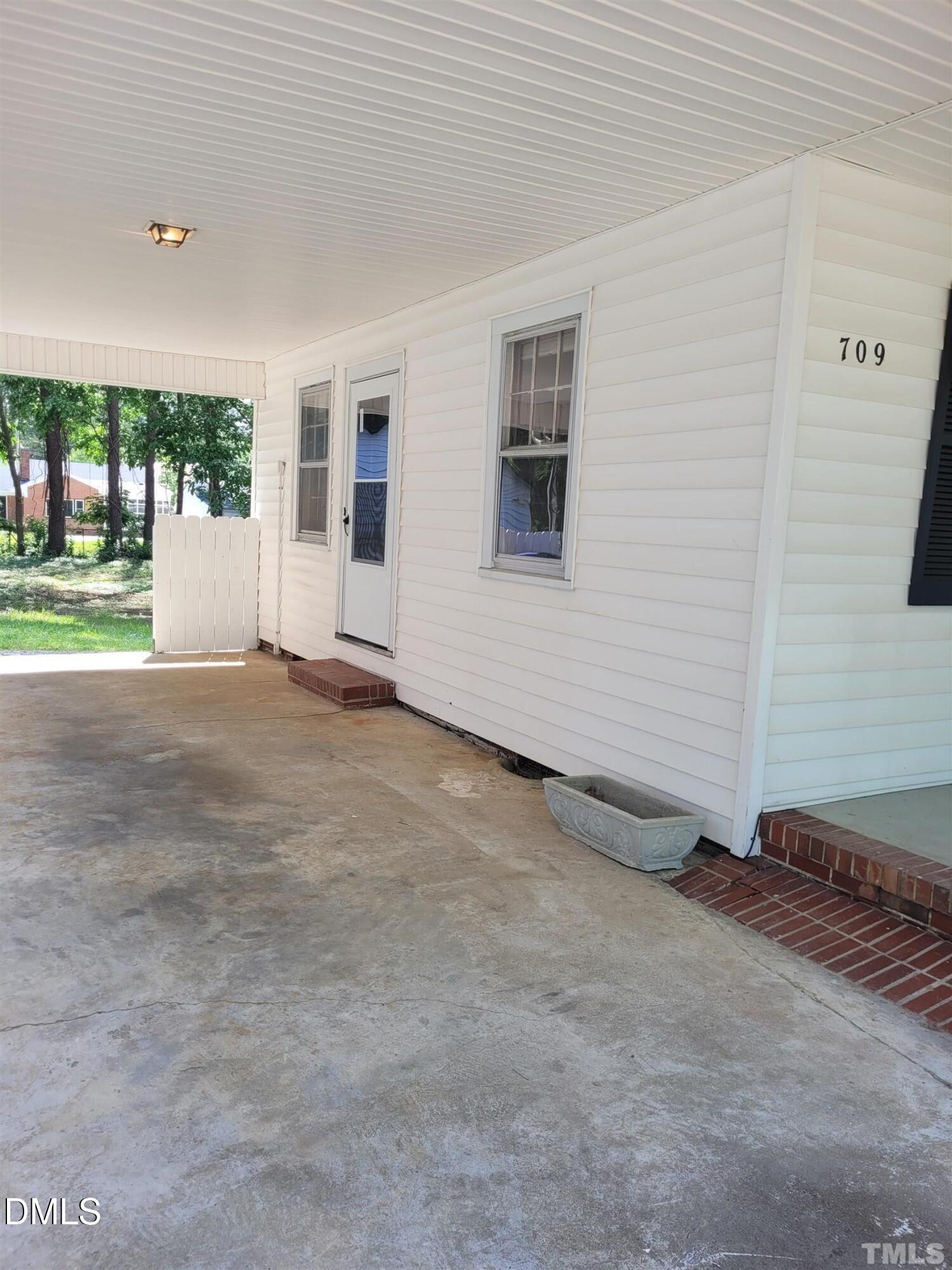 709 Broad Street West Wilson, NC 27893 - Photo 4 of 13 20260105213419234313000000-o