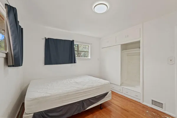 a view of a house with backyard and garden