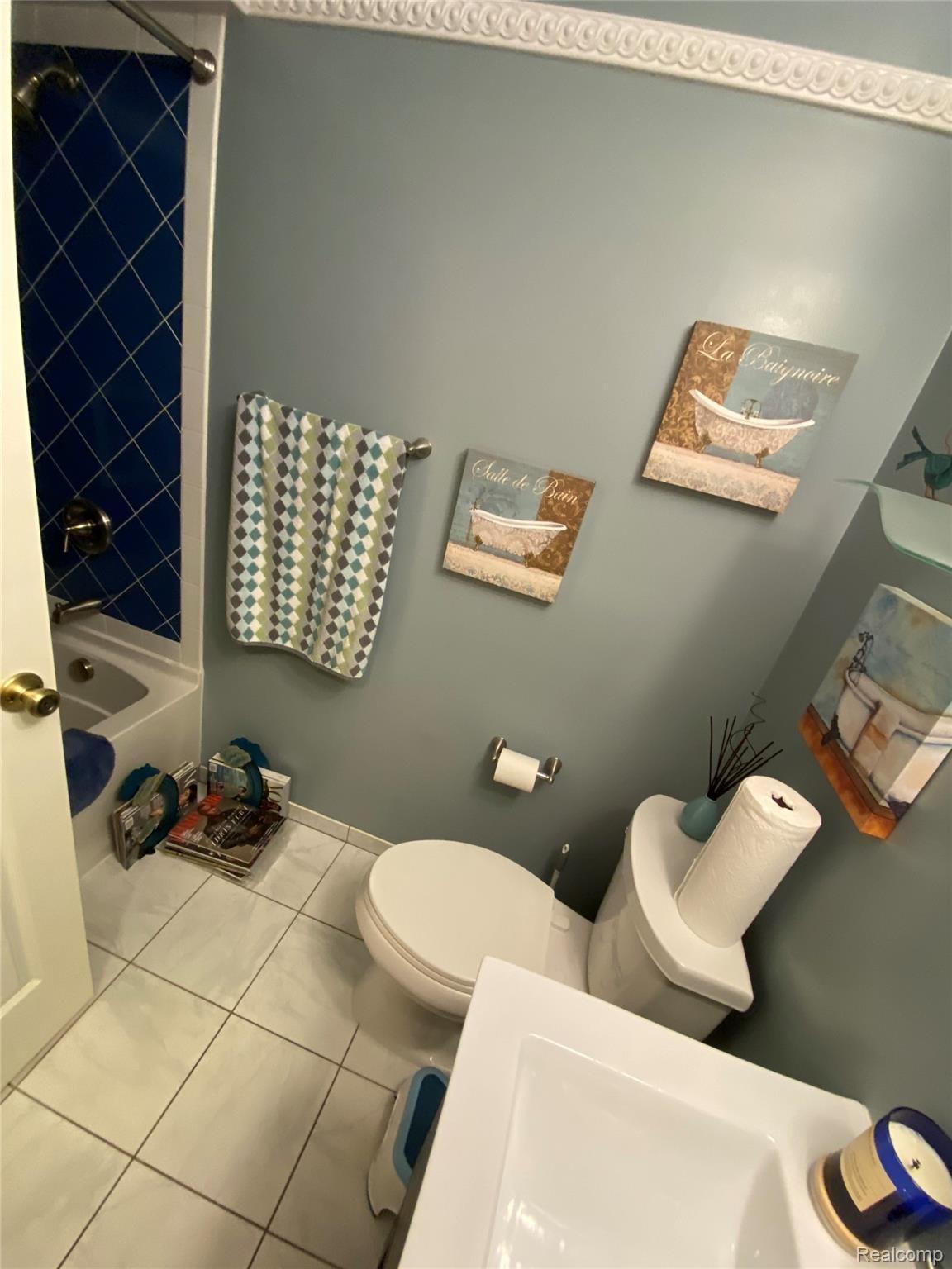 1625 Huntington Park, Unit 39 Rochester, MI 48309 - Photo 15 of 21 bathroom 2 (2).jpg