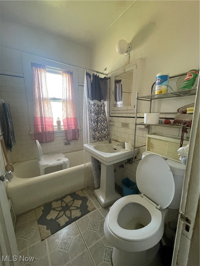3549 Daleford Road Cleveland, OH 44120 - Photo 19 of 32 Upper Unit Bathroom