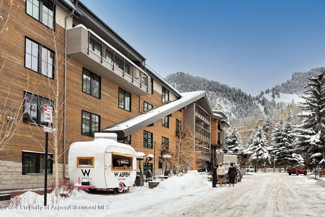 a view of entryway with a