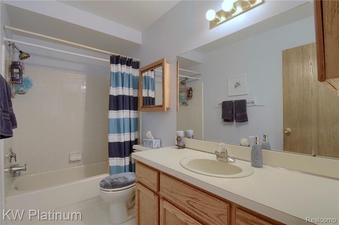 50099 Maurice Road New Baltimore, MI 48047 - Photo 16 of 25 Bathroom.jpg