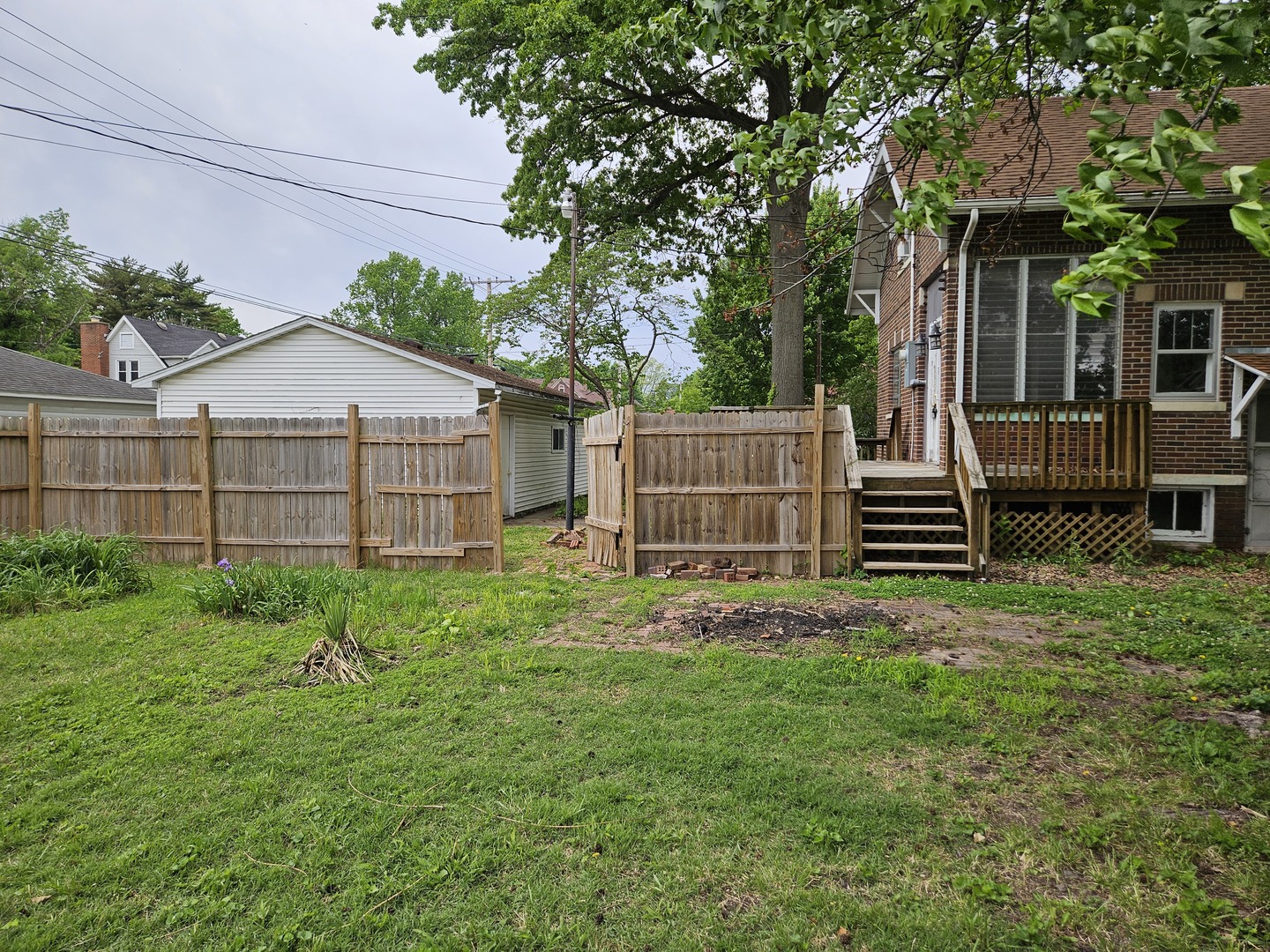 402 East 5th Street Flora, IL 62839 - Photo 9 of 29 a front view of a house with a garden