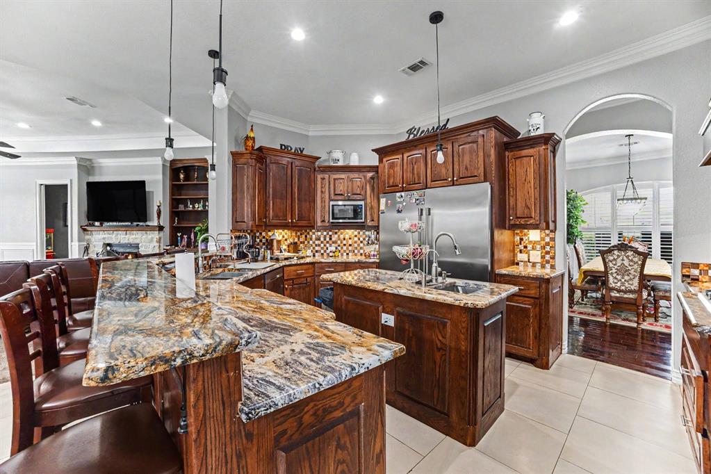 505 South Bluegrove Road Lancaster, TX 75146 - Photo 6 of 37 a kitchen with lots of counter top space